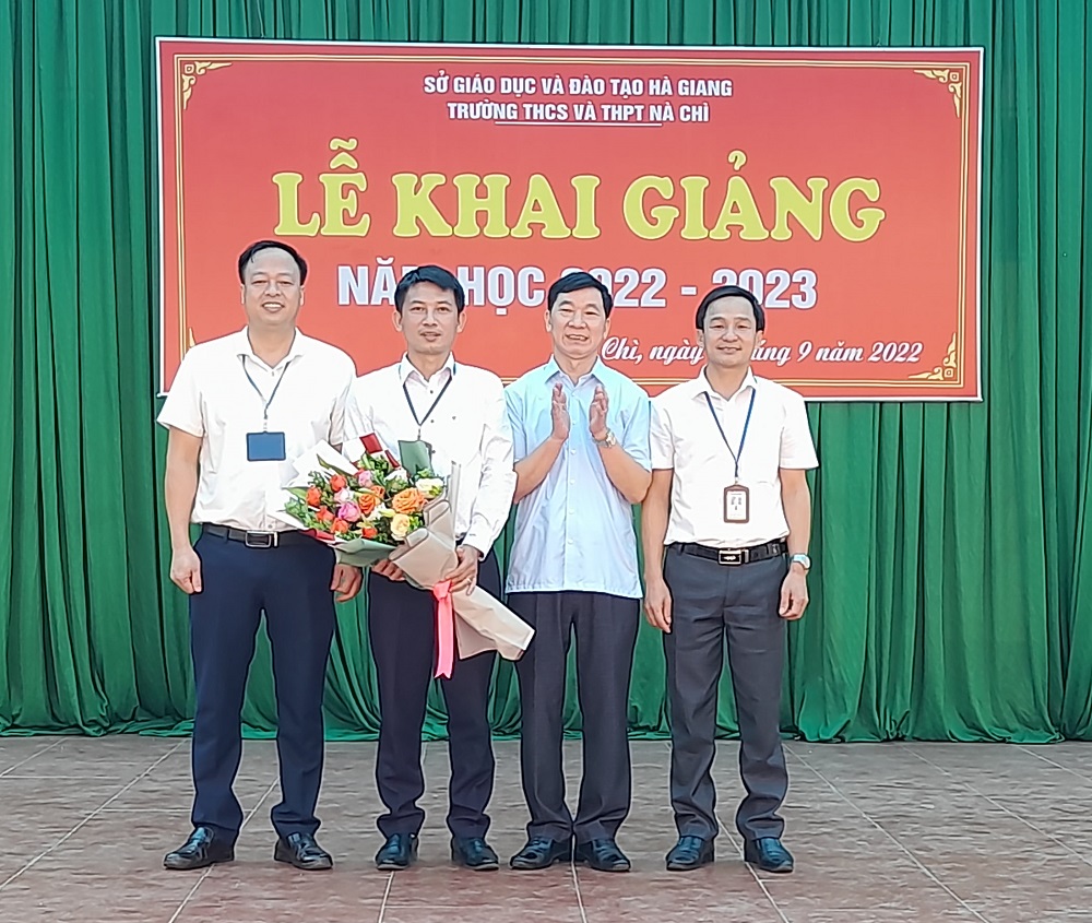 Thường trực huyện uỷ Xín Mần dự Khai giảng năm học mới tại trường THCS - THPT Nà Chì